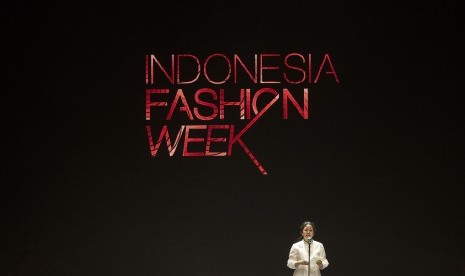 Menteri Koordinator Pembangunan Manusia dan Kebudayaan (PMK) Puan Maharani memberikan sambutan pada pembukaan Indonesia Fashion Week 2016 di Jakarta Convention Center, Jakarta, Kamis (10/3).