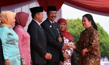 Menteri Koordinator Pembangunan Manusia dan Kebudayaan Puan Maharani (kanan) disaksikan Menteri Sosial Khofifah Indar Parawansa (kedua kanani) menyalami Gubernur Sumatera Utara Tengku Ery Nuradi (ketiga kanan) setelah penyematan Satya Lencana Kebaktian Sosial pada puncak peringatan Hari Kesetiakawanan Sosial Nasional (HKSN) 2017 di Makodam V Brawijaya Surabaya, Jawa Timur, Rabu (20/12).