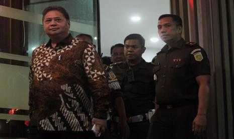 Menteri Koordinator Perekonomian Airlangga Hartarto (kiri) usai menjalani pemeriksaan di Gedung Kejaksaan Agung, Jakarta, Senin (24/7/2023).