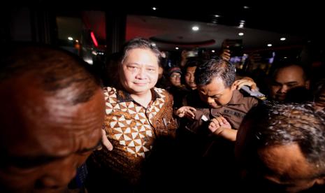 Ketua Umum Golkar Airlangga Hartarto (tengah). Senior Golkar Lawrence TP Siburian minta Airlangga mundur baru gelar Munaslub.