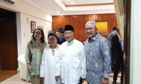 Menteri Koordinator Perekonomian Darmin Nasution beserta istri menggelar Open House di kediaman rumah dinasnya, Jalan Widya Chandra IV, Jakarta Selatan, Rabu (5/6).