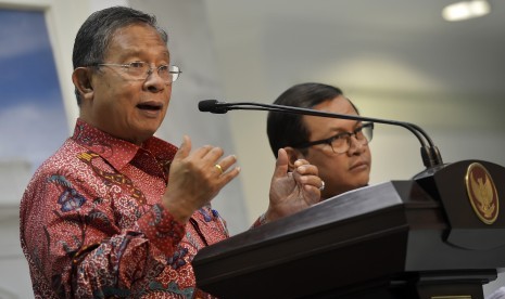 Menteri Koordinator Perekonomian Darmin Nasution (kiri) didampingi Seskab Pramono Anung (kanan) memaparkan hasil rapat terbatas membahas Penurunan Angka Kemiskinan dan Ketimpangan Ekonomi di Kantor Presiden, Jakarta, Rabu (16/3).