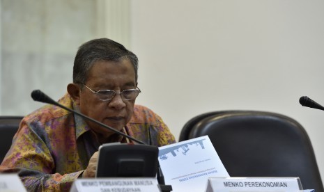 Menteri Koordinator Perekonomian Darmin Nasution mengikuti rapat terbatas di Kantor Presiden, Jakarta, Rabu (22/6). 