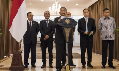 Menteri Koordinator Perekonomian Darmin Nasution (tengah) didampingi Menteri Perhubungan Ignasius Jonan (kanan), Menteri Perdagangan Thomas Lembong (kedua kanan), Kepala Staf Kepresidenan Teten Masduki (ketiga kanan), Menteri Tenaga Kerja Hanif Dhakiri (ke