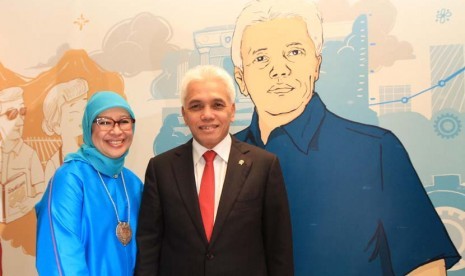 Menteri Koordinator Perekonomian, Hatta Rajasa bersama isteri