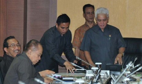 Menteri Koordinator Perekonomian Hatta Rajasa memimpin rapat koordinasi di kantor Kemenko Perekonomian, Jakarta, Selasa (28/4).