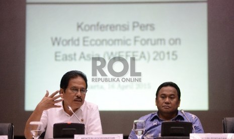 Menteri Koordinator Perekonomian Sofyan Djalil bersama Menteri Perdagangan Rahmat Gobel saat menyampaikan keterangan terkait pelaksanaan World Economic Forum East Asia di Jakarta, Kamis (16/4). (Prayogi/Republika).