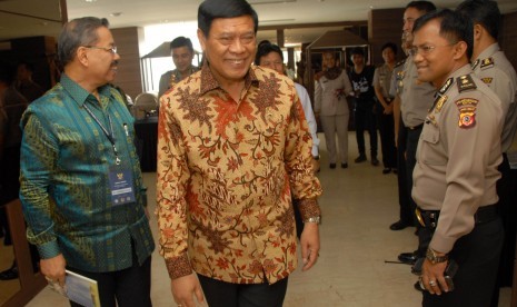 Menteri Koordinator Politik Hukum dan Hak Asasi Manusia (Menkopolhukam) Tedjo Edhy Purdijatno (tengah) menghadiri kegiatan Komisi Kepolisian Nasional (Kompolnas) di Kota Bogor, Jabar, Rabu (20/5). 