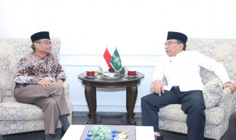 Menteri Koordinator Politik, Hukum dan Keamanan (Menko Polhukam) RI, Prof Mahfud MD, melakukan silaturahim dengan Ketua Umum Pengurus Besar Nahdlatul Ulama (PBNU) KH Yahya Cholil Staquf, Jumat (26/5/2023).