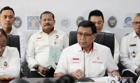 Menteri koordinator Politik Hukum dan Keamanan (Menko Polhukam), Wiranto bersama jajarannya