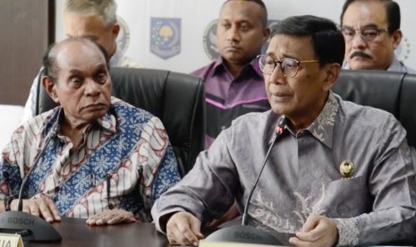 Menteri Koordinator Politik, Hukum dan Keamanan (Menko Polhukam), Wiranto (Kanan)