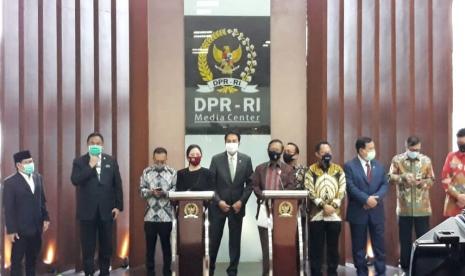 Menteri Koordinator, Politik, Hukum, dan Keamanan (Menkopolhukam) Mahfud MD menyerahkan konsep RUU BPIP kepada DPR, di Gedung Nusantara III, Kompleks Parlemen, Jakarta, Kamis (16/7).