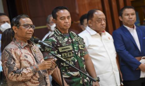 Menteri Koordinator Politik, Hukum dan Keamanan (Menkopolhukam) Mahfud MD (kiri) didampingi Panglima TNI Jenderal TNI Andika Perkasa (kedua kiri), Ketua KONI pusat Marciano Norman (kedua kanan) dan Sekjen PSSI Yunus Nusi (kanan) menyampaikan paparan saat konferensi pers di Kantor Kemenkopolhukam, Jakarta, Senin (3/10/2022). Menkopolhukam akan membentuk tim gabungan independen pencari fakta (TGIPF) pascatragedi di Stadion Kanjuruhan, Malang yang menelan 125 korban meninggal dunia dan lebih dari 300 luka-luka pada Sabtu (1/10/2022) usai laga lanjutan Liga 1 antara Arema Malang melawan Persebaya Surabaya. 