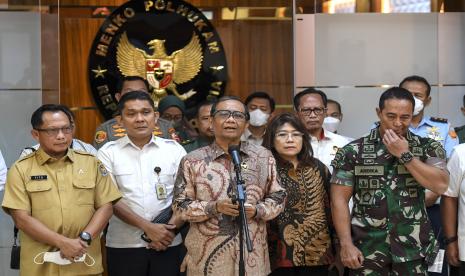 Menteri Koordinator Politik, Hukum dan Keamanan (Menkopolhukam) Mahfud MD (ketiga kiri) didampingi Menteri Dalam Negeri Tito Karnavian (kiri), Panglima TNI Jenderal TNI Andika Perkasa (kanan) menyampaikan paparan saat konferensi pers di Kantor Kemenkopolhukam, Jakarta, Senin (3/10/2022). Menkopolhukam akan membentuk tim gabungan independen pencari fakta (TGIPF) pascatragedi di Stadion Kanjuruhan, Malang yang menelan 125 korban meninggal dunia dan lebih dari 300 luka-luka pada Sabtu (1/10/2022) usai laga lanjutan Liga 1 antara Arema Malang melawan Persebaya Surabaya. 