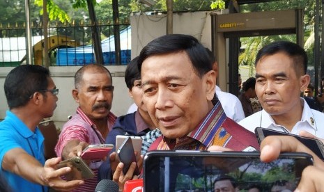 Menteri Koordinator Politik Hukum dan Keamanan (Polhukam) Wiranto hadiri rapat pleno terbuka penetapan pasangan calon presiden dan wakil presiden terpilih Pemilu 2014 di Gedung Komisi Pemilihan Umum (KPU), Jakarta, Ahad (30/6). 