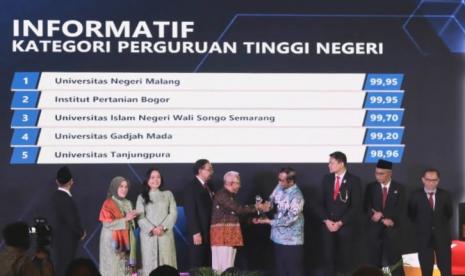 Menteri Koordinator Politik Hukum dan Keamanan Prof Dr  Mahfud MD menyerahkan penghargaan Badan Publik Informatif dalam anugerah keterbukaan informasi publik kategori perguruan tinggi tahun 2022 oleh Komisi Informasi Pusat (KIP), kepada Kepala Biro Administrasi Akademik, Kemahasiswaan dan Kerjasama, UIN Walisongo, Dr Syaifuddin Zuhri MAg, di Hotel Atria, Tangerang, Rabu (14/12).