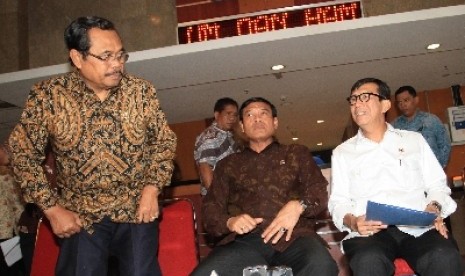 Tedjo Edhy Purdijatno (middle)