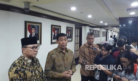  Menteri Koordinator Politik Hukum dan Keamanan Wiranto menemui Ketua MPR RI Zulkifli Hasan di Ruangan Ketua MPR Kompleks Gedung Parlemen, Senayan, Jakarta pada Selasa (30/5).