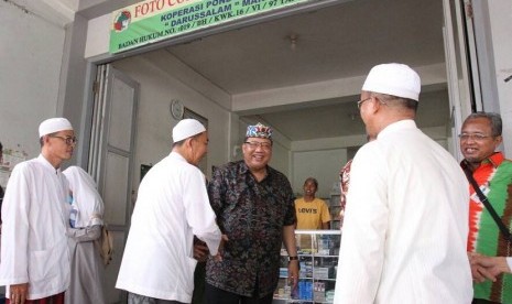 Menteri Koperasi dan UKM AAGN Puspayoga mengunjungi Koperasi Pesantren Mart Darussalam di Martapura