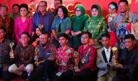 Menteri Koperasi dan UKM AAGN Puspayoga (keempat berdiri dari kiri) usai memberikan penghargaan kepada 21 UKM berprestasi