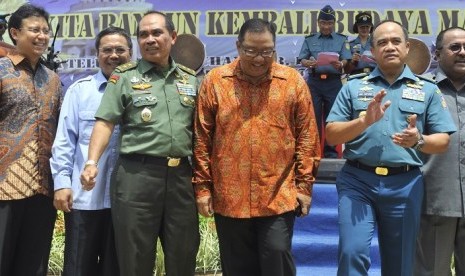 Menteri Koperasi dan UKM AAGN Puspayoga (ketiga kanan) bersama KSAL Laksamana TNI Ade Supandi (kedua kanan), Plt. Gubernur Banten Rano Karno (kanan), Direktur Utama Bank Mandiri Budi Gunadi Sadikin (kiri), Dirjen Kelautan Pesisir dab Pulau-pulau Kecil KKP 