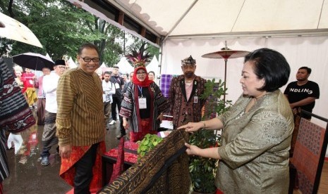 Menteri Koperasi dan UKM AAGN Puspayoga menghadiri Festival Sarung Indonesia 2019 yang digelar di Plaza Tenggara, Gelora Bung Karno (GBK), Jakarta, Ahad (3/3).