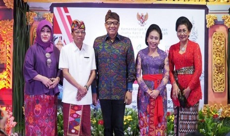 Menteri Koperasi dan UKM AAGN Puspayoga (tengah) kala membuka gelaran Bali Smesco Festival, Sabtu (20/4)