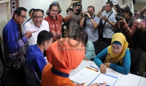  Menteri Koperasi dan UKM, Anak Agung Gede Ngurah (AAGN) Puspayoga (kedua kiri) serta Agus Nursanto Pimpinan Wilayah BRI (kiri) menyaksikan penyaluran Kredit Usaha Rakyat (KUR) yang telah dilaksanakan di Kantor Cabang Bank BRI Pasar Minggu, Jakarta, Selasa