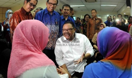  Menteri Koperasi dan UKM, Anak Agung Gede Ngurah (AAGN) Puspayoga (tengah) serta Agus Nursanto Pimpinan Wilayah BRI (kedua kiri) menyaksikan penyaluran Kredit Usaha Rakyat (KUR) yang telah dilaksanakan di Kantor Cabang Bank BRI Pasar Minggu, Jakarta, Sela