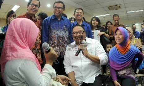 Menteri Koperasi dan UKM, Anak Agung Gede Ngurah (AAGN) Puspayoga (kedua kanan) serta Agus Nursanto Pimpinan Wilayah BRI (kedua kiri) menyaksikan penyaluran Kredit Usaha Rakyat (KUR) yang telah dilaksanakan di Kantor Cabang Bank BRI Pasar Minggu, Jakarta, 