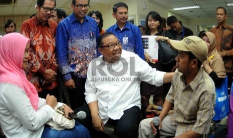 Menteri Koperasi dan UKM, Anak Agung Gede Ngurah (AAGN) Puspayoga (tengah) berbincang nasabah disaksikan Agus Nursanto Pimpinan Wilayah BRI (kedua kiri) saat penyaluran Kredit Usaha Rakyat (KUR) yang telah dilaksanakan di Kantor Cabang Bank BRI Pasar Mingg