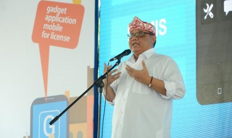 Menteri Koperasi dan UKM Anak Agung Gede Ngurah Puspayoga pada launcing Gadget Application Mobile for License (Gampil) di Balai Kota Bandung, Kamis (25/2).