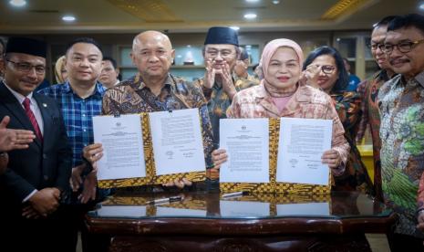 Menteri Koperasi dan UKM (MenKopUKM) Teten Masduki mengajak Dewan Perwakilan Daerah Republik Indonesia (DPD RI) untuk mendukung program pembangunan industri skala menengah berbasis koperasi, melalui program Pabrik Minyak Makan Merah dan Pembangunan Rumah Produksi Bersama.