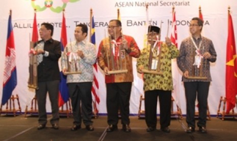 Menteri Koperasi dan UKM Puspa Yoga (Tengah) bersama dengan Wali Kota Tangerang Arief Wismansyah (sebelah kiri Menkop) dan Ketua Umum DPP LDII Abdullah Syam (Kanan Menkop) memainkan angklung sebagai tanda dibukanya seminar dan pameran UKM se ASEAN