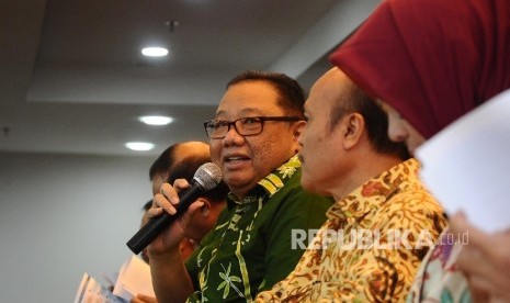 Menteri Koperasi dan UKM Puspayoga (tengah) berbicara saat mengelar refleksi akhir tahun2016 di kantor KemenkopUKM, Jakarta, Kamis (29\12)