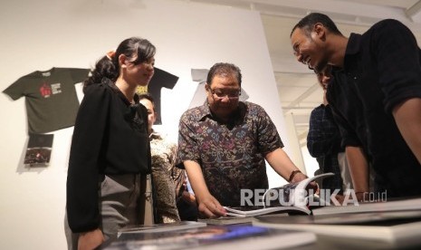 Menteri Koperasi dan UKM Puspayoga (tengah) menyaksikan karya terbaik dalam pameran Pewarta Foto Indonesia 2017 seusai malam penganugerahan Pewarta Foto Indonesia 2017 di Museum Galeria Fatahillah, Jakarta, Jumat (21/4). 