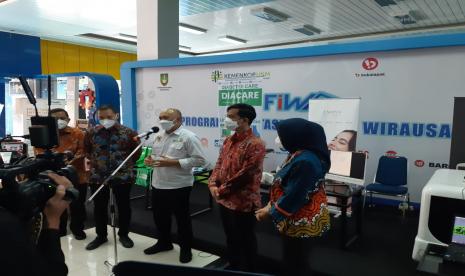 Menteri Koperasi dan UKM, Teten Masduki, bersama Wali Kota Solo, Gibran Rakabuming Raka saat menghadiri Roadshow Klinik UMKM bertajuk Berdayakan UMKM, Lahirkan Pahlawan Digital Baru