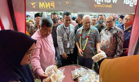 Menteri Koperasi dan UKM, Teten Masduki, dan Bupati Garut, Rudy Gunawan, menyaksikan pembukaan Limbangan Expo UMKM 2022 di Alun-Alun Balubur Limbangan, Kecamatan Limbangan, Kabupaten Garut, Ahad (9/10/2022).