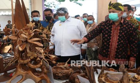 Menteri Koperasi dan UKM Teten Masduki (kanan) dan Gubernur Sulawesi Tenggara Ali Mazi (kedua kanan) menghadiri Semarak Pasar UKM di Kendari, Sulawesi Tenggara, Sabtu (12/12/2020). Menteri Koperasi dan UKM berharap di daerah di Indonesia harus memiliki produk UMKM unggulan agar bisa bersaing dengan produk asing di pasar global maupun dalam negeri.