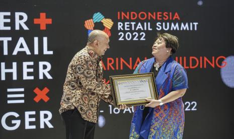 Menteri Koperasi dan UKM Teten Masduki (kiri) menyerahkan penghargaan kepada Direktur Utama Sarinah Fetty Kwartati (kanan) pada acara Indonesia Retail Summit 2022 di Gedung Sarinah, Jakarta, Senin (15/8/2022). Indonesia Retail Summit digelar sebagai upaya memulihkan sektor ritel yang selama dua tahun belakangan terpukul pandemi Covid-19. 