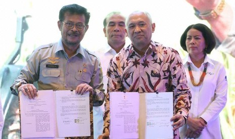 Menteri Koperasi dan UKM Teten Masduki menandatangani MoU dengan Menteri Pertanian Syahrul Yasin Limpo terkait pengembangan Korporasi Petani Berbasis Koperasi dalam Rangka Industrialisasi Pertanian, dalam acara Rakernas Pembangunan Pertanian Tahun 2020, di Jakarta, Senin (27/1). 