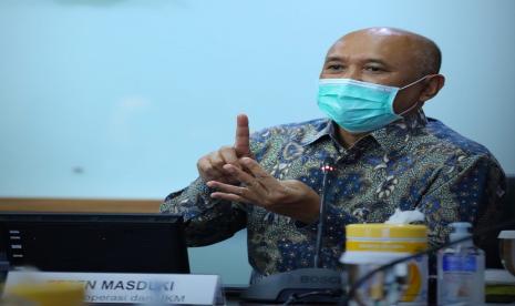 Menteri Koperasi dan UKM Teten Masduki menegaskan bahwa disahkannya Undang-Undang Cipta Kerja merupakan tonggak kebangkitan Usaha Mikro Kecil dan Menegah (UMKM) di Indonesia. Menurut Teten, pelaku usaha mikro dan kecil akan mendapatkan sertifikasi halal gratis dari pemerintah. 