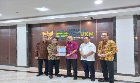 Menteri Koperasi dan UKM Teten Masduki menerima Standar Nasional Indonesia (SNI) minyak makan merah produksi koperasi dari Badan Standardisasi Nasional (BSN) di Jakarta, Selasa (4/10).  Menteri Koperasi dan UKM Teten Masduki menyebutkan, minyak makan merah produksi koperasi petani akan dijual sekitar Rp 9000 per liter. Ia memastikan, harga tersebut tidak akan merugikan petani. 