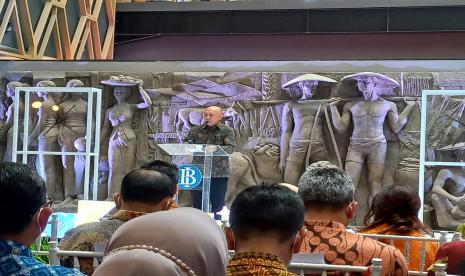 Menteri Koperasi dan UKM Teten Masduki menghadiri Opening Ceremony Jakarta Kreatif Festival (Jakreatifest) 2022. Menteri Koperasi dan UKM Teten Masduki menekankan, sesuai amanat Undang-Undang Cipta Kerja, seluruh infrastruktur publik termasuk stasiun wajib menyediakan lahan atau tempat bagi pelaku Usaha Mikro Kecil Menengah (UMKM) sedikitnya 30 persen.