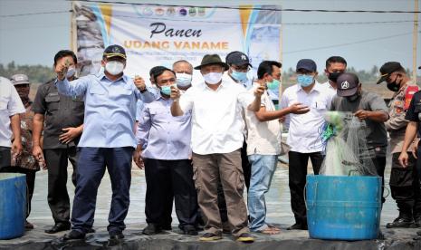 Menteri Koperasi dan UKM, Teten Masduki, menjelaskan pihaknya siap memfasilitasi para petani udang di Muara Gembong untuk meningkatkan produktifitasnya dengan memberi pendampingan, dukungan pembiayaan, kemudahan perizinan hingga peningkatan kapasitas SDM. 