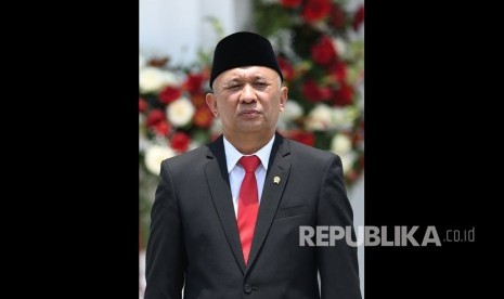 Menteri Koperasi dan Usaha Kecil dan Menengah Teten Masduki bersiap mengikuti foto bersama seusai pelantikan menteri Kabinet Indonesia Maju di Beranda Istana Merdeka, Jakarta, Rabu (23/10/2019). 