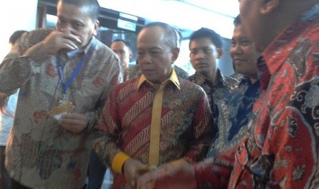 Menteri Koperasi dan Usaha Kecil Menengah Indonesia, Syarief Hasan saat membuka program Alfamart dan BRI