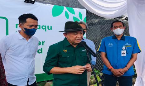 Menteri Koperasi dan Usaha Kecil Menengah (Menkop UKM) Teten Masduki, saat meninjau Green House milik Minaqu Indonesia, di Desa Sukamantri, Kecamatan Tamansari, Kabupaten Bogor, Selasa (19/10). 