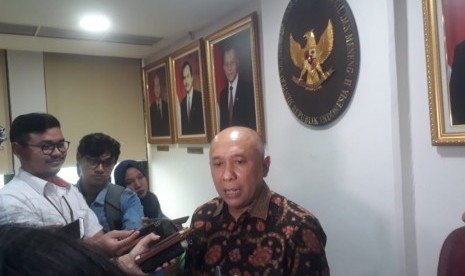 Menteri Koperasi dan Usaha Kecil Menengah (UKM) Teten Masduki menjawab pertanyaan wartawan di Gedung Kementerian Koperasi dan UKM, Jakarta, Selasa, (5/11).