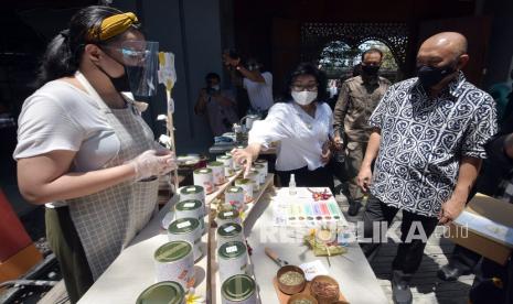 Menteri Koperasi dan Usaha Kecil Menengah (UKM) Teten Masduki (kanan) meninjau produk UMKM Bali yang dipamerkan saat kunjungan kerja di Rumah Sanur, Denpasar, Bali, Ahad (6/9/2020). Kegiatan tersebut sebagai stimulus untuk mendorong kreativitas dan inovasi UMKM Bali dalam upaya mengangkat daya tawar produk ke posisi yang lebih baik di masa pandemi COVID-19. 